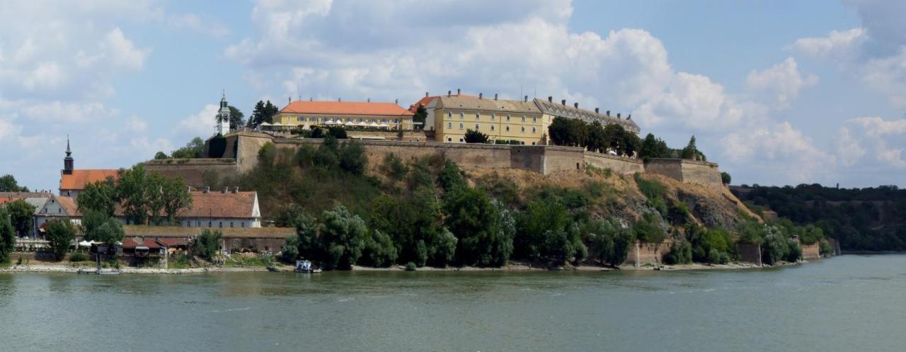 ! Promo! Central Evergreen Studio - Free Public Parking-Fast Wi-Fi Novi Sad Exterior foto